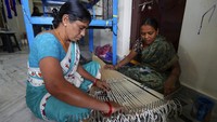 Kain tenun tradisional masih beroperasi di India meski dalam skala kecil dibandingkan dengan industri tekstil yang lebih modern. Sedikitnya 4 juta orang bergantung dari industri tenun tradisional --- jumlah yang sangat sedikit dibandingkan populasi India yang mencapai 1,3 miliar jiwa.