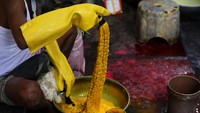 Proses pewarnaan sutra di pinggiran kota Hyderabad.  Kota itu berada di tengah-tengah negara India. Setidaknya butuh perjalanan 1,5 hari menggunakan kereta dari Ibu Kota New Delhi.