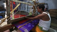 Populasi India yang mencapai 1,3 miliar penduduk mendorong permintaan kain yang melimpah. Tak mengherankan jika segmen tenun tradisional masih mempunyai tempat di pasaran meski sedikit.