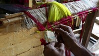 Proses tenun tradisional masih menggunakan alat manual dengan teknologi kesabaran.