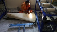 Penenun menyiapkan benang sutra sebelum ditenun pada industri rumahan skala kecil di pinggiran kota Hyderabad, India, (30/12/2021). Sekitar 4 juta orang mengandalkan pendapatan dari menenun sutra secara tradisional.