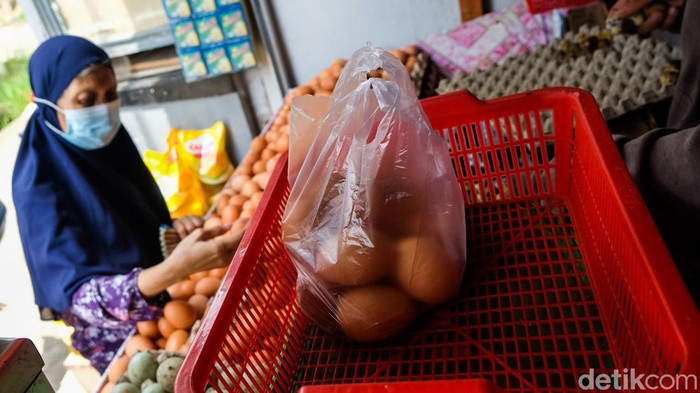 Harga telur ayam negeri di pasaran masih tembus Rp 30 ribu per kilogram di penghujung tahun 2021. Hal ini disebut jadi penyebab harga telur naik di akhir tahun.