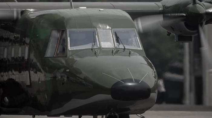 Ini Dia Pesawat Modifikasi Cuaca Made in Bandung PT Dirgantara Indonesia mengirimkan pesawat NC212i ketiga untuk TNI Angkatan Udara. Pesawat ini dapat digunakan untuk melaksanakan Teknologi Modifikasi Cuaca (TMC).