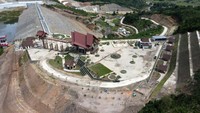 Tidak hanya itu Bendungan Ladongi juga memiliki manfaat sebagai Pembangkit Listrik Tenaga Mini Hidro (PLTM) dengan daya 1,3 MW dan juga potensial untuk dimanfaatkan sebagai destinasi pariwisata sehingga dapat meningkatkan kesejahteraan masyarakat setempat yang menarik untuk dikunjungi.