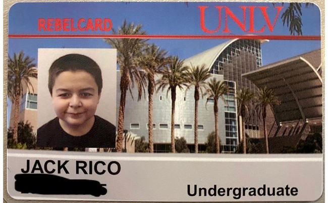 Jack Riso yang wisuda di usia 15 tahun dengan nilai 3,78. Jack bahkan bisa menyelesaikan studinya di universitas hanya dalam setahun. Ia masuk kuliah di usia 14 di Universitas Nevada dan sudah bisa lulus setahun kemudian. Foto: Instagram @jack.rico