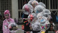 Selain para cosplayer, ada juga sejumlah pedagang yang menjajakan dagangannya kepada warga di kawasan tersebut.