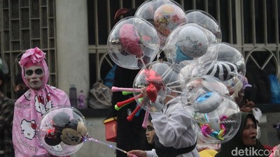 Jalan Asia Afrika Bandung Ramai Jelang Malam Pergantian Tahun