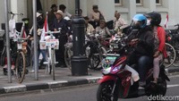 Keramaian terpantau dari mulai Gedung Merdeka hingga didepan alun-alun Bandung.