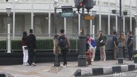 Para pengunjung meramaikan sepanjang jalan Asia Afrika, Bandung. Mereka asyik berfoto atau hanya sekadar jalan menikmati kota menjelang malam.