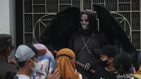 Ada juga para cosplayer yang mengenakan beragam kostum karakter animasi hingga hantu yang turut meramaikan kawasan tersebut.