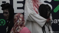 Para cosplayer turut meramaikan kawasan tersebut sambil mencari rezeki dari warga yang ingin berswafoto.