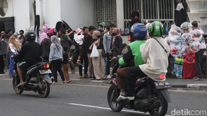Jalan Asia Afrika Bandung Ramai Jelang Malam Pergantian Tahun Jelang perayaan malam tahun baru, kawasan Jalan Asia Afrika, Kota Bandung ramai dikunjungi warga, Jumat (31/12/2021).