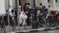 Ada juga sepeda jadul yang turut meramaikan kawasan Jalan Asia Afrika, Bandung menjelang malam pergantian tahun.