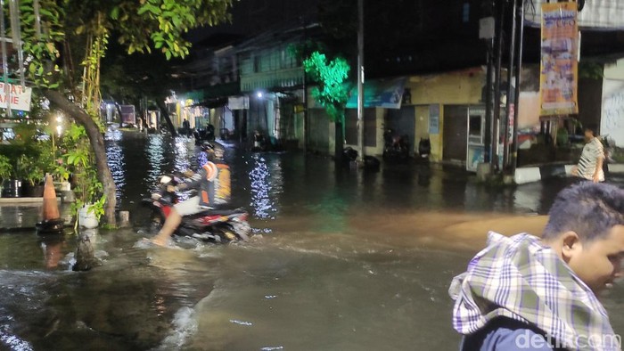 Jalan Gajah Mada Semarang kebanjiran, Jumat (31/12/2021).