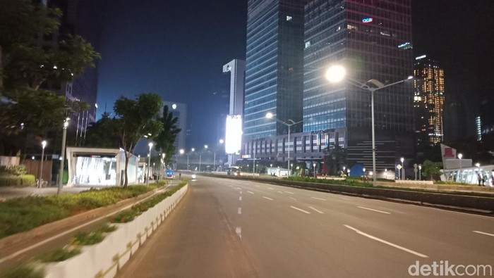 Jalan Jenderal Sudirman, Jakarta Pusat terpantau lengang dan sepi (Rakha Arlyanto Darmawan/detikcom)