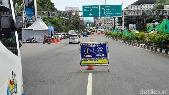 Jalan Raya Puncak Bogor.