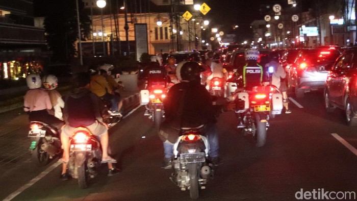 Jelang pergantian tahun, keramaian terlihat disejumlah titik ruas jalan di Kota Bandung, Jawa Barat, Jumat (31/12/2021) malam.