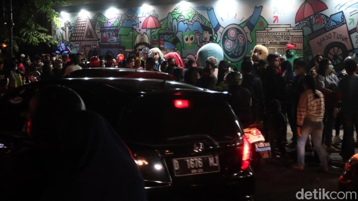 Jelang pergantian tahun, keramaian terlihat disejumlah titik ruas jalan di Kota Bandung, Jawa Barat, Jumat (31/12/2021) malam.