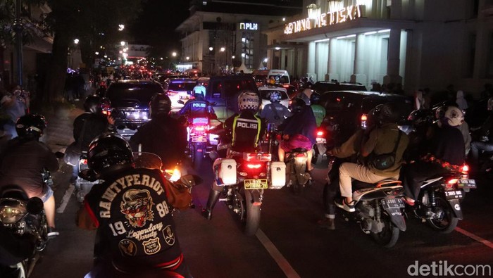 Jalanan Kota Bandung Ramai Jelang Pergantian Tahun Jelang pergantian tahun, keramaian terlihat disejumlah titik ruas jalan di Kota Bandung, Jawa Barat, Jumat (31/12/2021) malam.