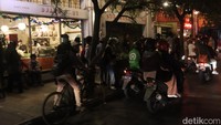 Banyak masyarakat yang beraktivitas di kawasan tersebut, ada yang nongkrong dan berswafoto dengan bangunan-bangunan heritage di Jalan tersebut.