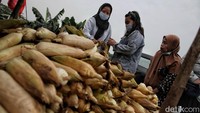 Jagung juga jadi salah satu bahan makanan yang diburu warga menjelang malam tahun baru.