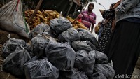Biasanya warga membeli jagung beserta arang untuk dibakar saat merayakan malam pergantian tahun.
