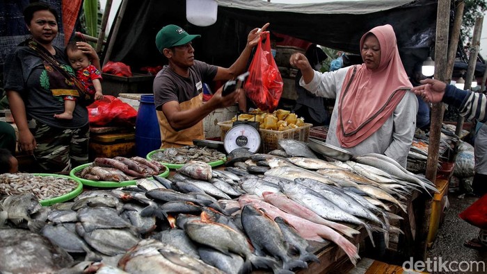 Jelang Malam Tahun Baru, Warga Berburu Seafood di Jakut Berbagai hasil laut dijajakan pedagang di kawasan Kanal Banjir Timur (KBT) Rorotan, Jakut. Bahan makanan itu kerap dicari warga jelang malam pergantian tahun.