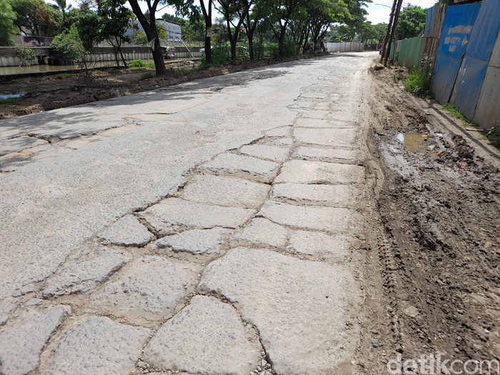 Jl Raya Perancis yang masuk wilayah Kota Tangerang masih rusak. 31 Desember 2021. (Marteen Ronaldo Pakpahan/detikcom)