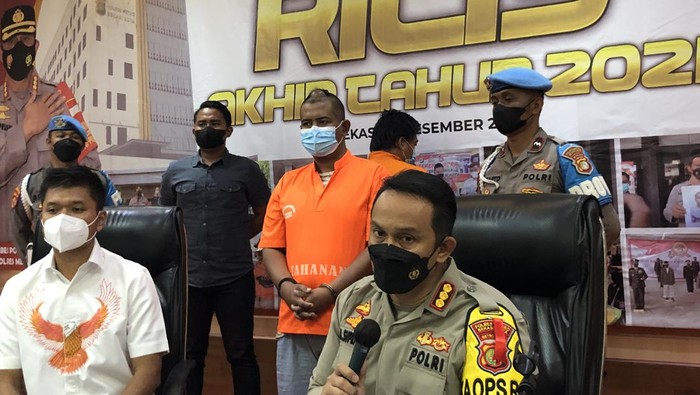 Kapolres Metro Bekasi Kota Kombes Aloysius Supriyadi saat melakukan konferensi pers dugaan pencabulan bocah di Bekasi (Foto: Hanafi/detikcom)