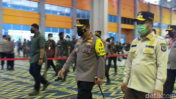 Kapolri Jenderal Listyo Sigit Prabowo meninjau pelaksanaan vaksinasi di Makassar. (Ibnu Munsir/detikcom)
