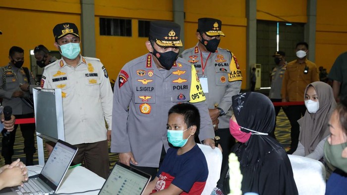 Kapolri Jenderal Listyo Sigit Prabowo tinjau vaksinasi serentak 34 Polda di Makassar, Sulsel
