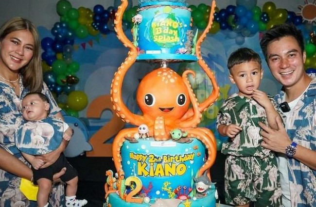 Para tamu undangan juga disuguhkan dengan berbagai atraksi. Salah satunya seperti yang terlihat di dalam foto ini.  Foto: Instagram/baimwong