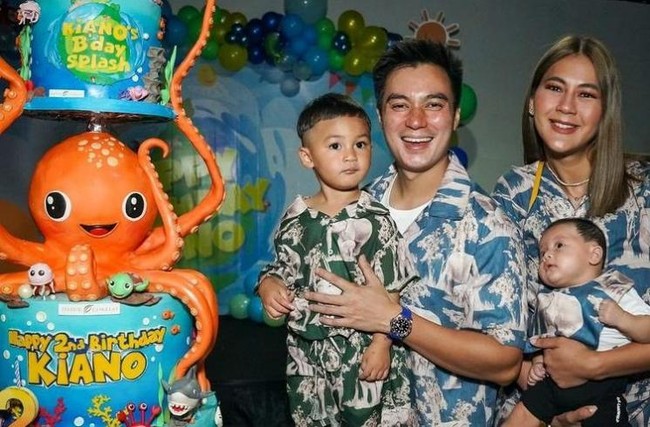 Dalam acara ulang tahun Kiano, keluarga Baim itu kompak mengenakan busana dengan motif yang sama. Baim Wong, Paula, dan anak keduanya, Kenzo, mengenakan baju berwarna biru, sedangkan Kiano yang berulang tahun mengenakan baju berwarna hijau. Foto: Instagram/baimwong