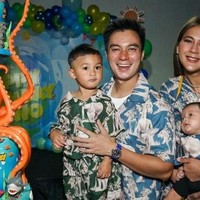 Dalam acara ulang tahun Kiano, keluarga Baim itu kompak mengenakan busana dengan motif yang sama. Baim Wong, Paula, dan anak keduanya, Kenzo, mengenakan baju berwarna biru, sedangkan Kiano yang berulang tahun mengenakan baju berwarna hijau. Foto: Instagram/baimwong