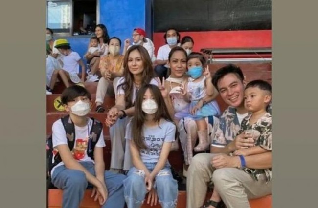 Wulan Guritno bersama anak-anaknya pun tampak menghadiri pesta ulang tahun Kiano. Mereka tampak berfoto bersama. Foto: Instagram/baimwong