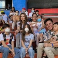 Wulan Guritno bersama anak-anaknya pun tampak menghadiri pesta ulang tahun Kiano. Mereka tampak berfoto bersama. Foto: Instagram/baimwong