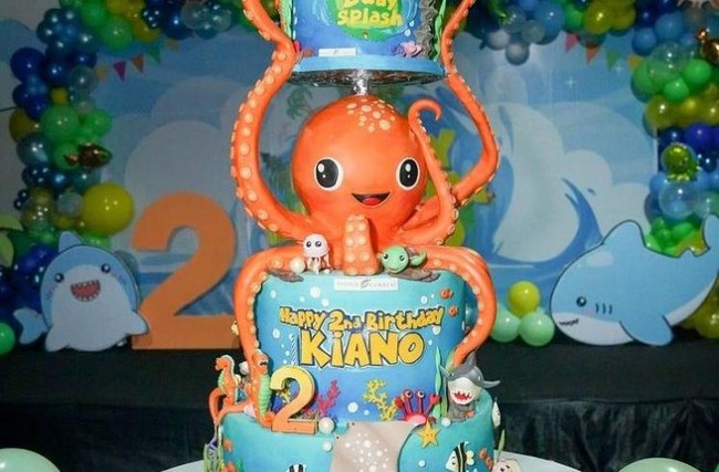 Sesuai dengan tema perayaan ulang tahun, kue ulang tahun Kiano pun dibuat dengan tema dunia bawah air. Terdapat dekorasi berbentuk gurita, kuda laut, ikan hiu, dan sebagainya. Foto: Instagram/baimwong