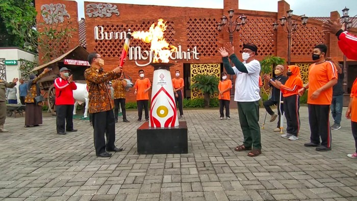 Kirab Obor Kompetisi Olahraga Pesonas 2022 Sampai di Kota Mojokerto