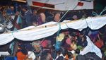 Momen Pengungsi Rohingya Dievakuasi ke Aceh Usai Terombang-ambing di Laut