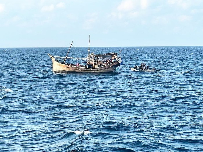 KRI Parang-647 menarik kapal kayu pengangkut pengungsi Rohingya ke Lhokseumawe. Upaya penarikan dilakukan lebih dari 19 jam. (dok Koarmada I)