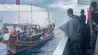 Kapal kayu yang membawa ratusan pengungsi Rohingya itu dievakuasi pada Kamis (30/12) (dok Koarmada I)