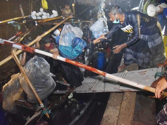 KRI Parang-647 menarik kapal kayu pengangkut pengungsi Rohingya ke Lhokseumawe. Upaya penarikan dilakukan lebih dari 19 jam. (dok Koarmada I) KRI Parang-647 menarik kapal kayu pengangkut pengungsi Rohingya ke Lhokseumawe. Upaya penarikan dilakukan lebih dari 19 jam. (dok Koarmada I)