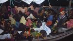 Momen Pengungsi Rohingya Dievakuasi ke Aceh Usai Terombang-ambing di Laut