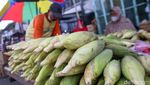 Laris Manis Pedagang Jagung Manis di Pasar Kebayoran Lama