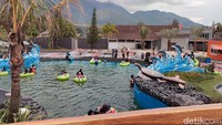 Tak seperti kolam ombak biasa, uniknya, kolam arus berombak satu ini berisi air panas alami dari Gunung Guntur yang tak jauh dari lokasi kolam.
