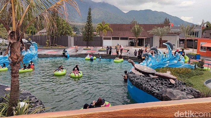 Liburan di Garut? Yuk Coba Kolam Arus Ombak Air Panas Ini Musim liburan telah tiba. Jika berlibur di Garut, ada satu wahana baru yang patut dicoba. Sabda Alam Wave's River yang tawarkan sensai bermain ombak air panas khas Cipanas Garut.