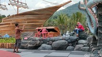 Lingkungan kolam yang dipenuhi arsitektur khas laut kerap dimanfaatkan spot untuk berswafoto karena Instagramable.
