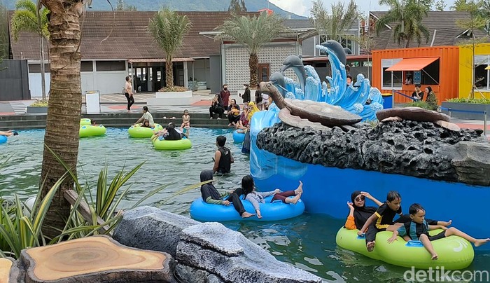 Musim liburan telah tiba. Jika berlibur di Garut, ada satu wahana baru yang patut dicoba. Sabda Alam Waves River yang tawarkan sensai bermain ombak air panas khas Cipanas Garut.