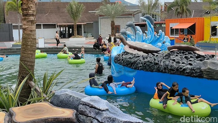 Liburan di Garut? Yuk Coba Kolam Arus Ombak Air Panas Ini Musim liburan telah tiba. Jika berlibur di Garut, ada satu wahana baru yang patut dicoba. Sabda Alam Wave's River yang tawarkan sensai bermain ombak air panas khas Cipanas Garut.
