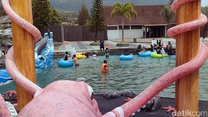 Liburan di Garut? Yuk Coba Kolam Arus Ombak Air Panas Ini Musim liburan telah tiba. Jika berlibur di Garut, ada satu wahana baru yang patut dicoba. Sabda Alam Wave's River yang tawarkan sensai bermain ombak air panas khas Cipanas Garut.